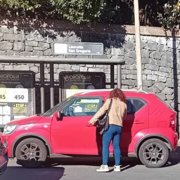 Fermate Amts: passeggeri intrappolati dalle auto posteggiate