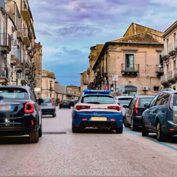 Polizia di Stato contrasta i parcheggiatori abusivi a Caltagirone: multe e sequestri