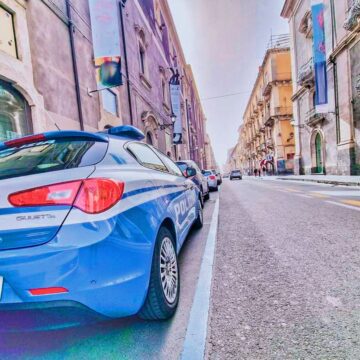 Tentato furto d’auto sventato in via Vittorio Emanuele II: due giovani fermati dalla Squadra Volante