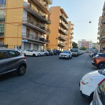 Monopattini e Auto Randagie: L’Anarchia del Parcheggio a Catania