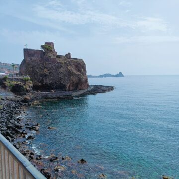 Distacco della luce a Aci Castello: un caffè dimezzato e il panico estivo torna a farsi sentire