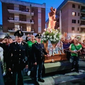 La Processione di Sant’Antonio da Padova Fa Tappa alla Questura di Siracusa: Un Momento di Preghiera e Raccoglimento