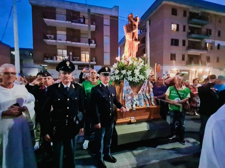 La Processione di Sant’Antonio da Padova Fa Tappa alla Questura di Siracusa: Un Momento di Preghiera e Raccoglimento