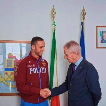 Samuele Ceccarelli, campione europeo dei 60m piani, visita il Questore di Polizia