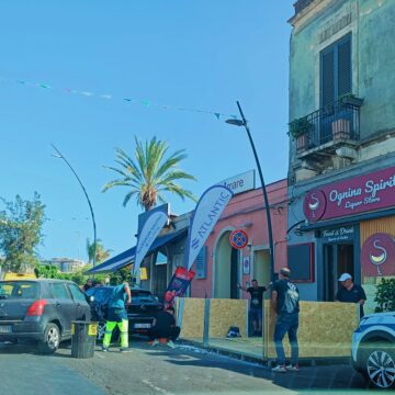 Scontro sul lungomare di Ognina a Catania: auto in sosta selvaggia causa incidente