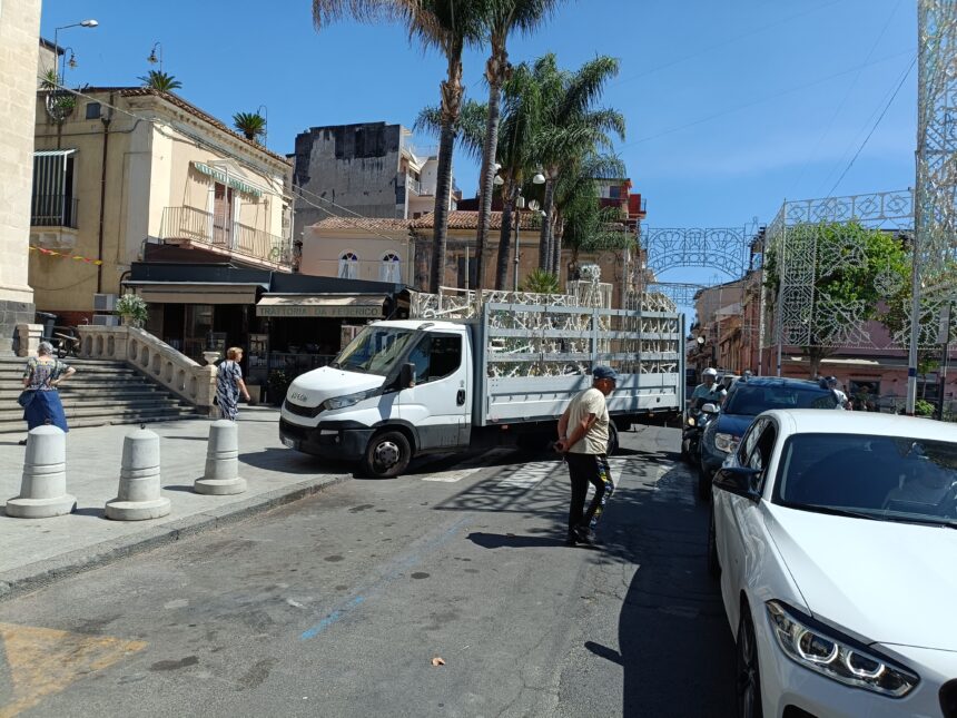 Luminarie in doppia fila e strisce pedonali occupate: il caos ad Acitrezza