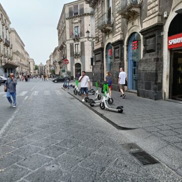 Catania, l’assurdo balletto dei monopattini tra inciviltà e assenza di regole