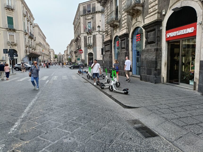 Catania, l’assurdo balletto dei monopattini tra inciviltà e assenza di regole