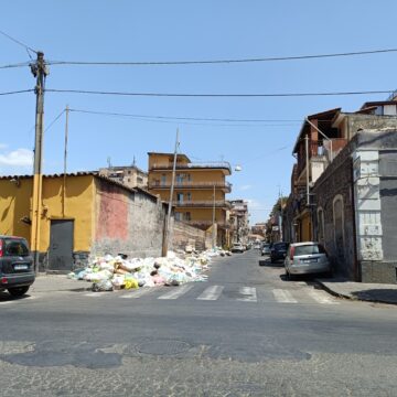 Rifiuti a Catania: cittadini abbandonano dove c’erano i cassonetti, ma l’amministrazione non li rimette