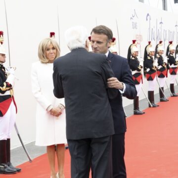 80° Anniversario dello Sbarco in Normandia: Commemorazione Internazionale a Omaha Beach con la Partecipazione di Mattarella e Macron