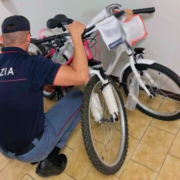 Catania: Tentato Furto di Biciclette in un Supermercato, Pregiudicato Fermato dalla Polizia