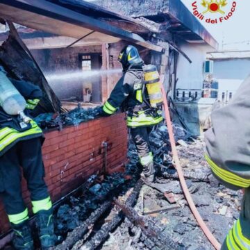 Incendio in una Mansarda a Santa Maria La Stella: Intervento dei Vigili del Fuoco