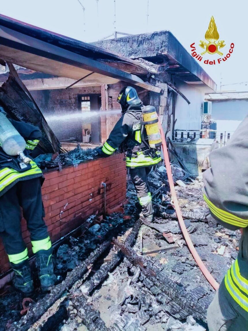 Incendio in una Mansarda a Santa Maria La Stella: Intervento dei Vigili del Fuoco