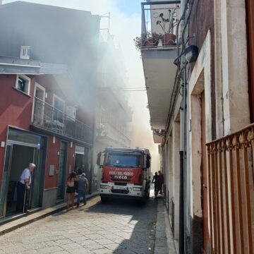 Auto in fiamme ad Aci Catena: l’intervento tempestivo dei Vigili del Fuoco evita il peggio