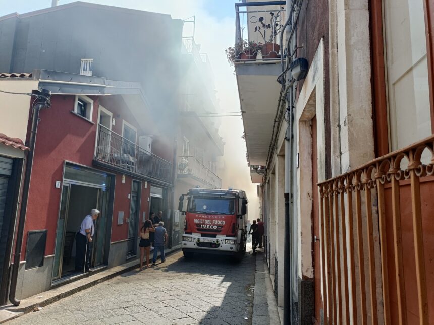 Auto in fiamme ad Aci Catena: l’intervento tempestivo dei Vigili del Fuoco evita il peggio