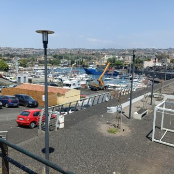 Il Solarium di Ognina: Tra Bagni di Sole e Parcheggi Selvaggi