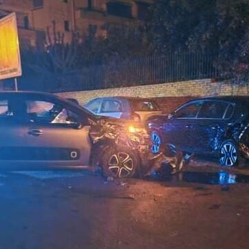 Incidente Stradale nella Notte ad Acireale: Due Giovani Feriti