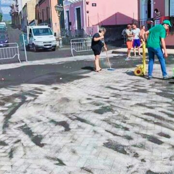 I Devoti di Santa Margherita Ripuliscono Piazza e Strade a Pozzillo (Acireale – Catania) dalla Sabbia Vulcanica