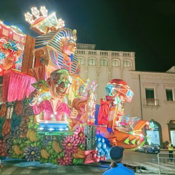 Il Carnevale di Acireale Risplende anche in Estate: Un Carro Allegorico Porta Energia e Allegria in Piazza Duomo