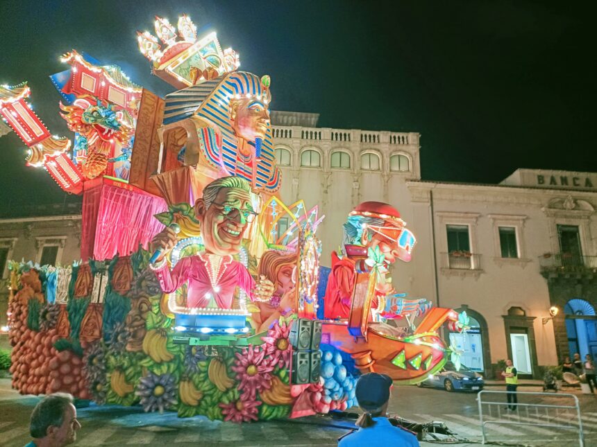 Il Carnevale di Acireale Risplende anche in Estate: Un Carro Allegorico Porta Energia e Allegria in Piazza Duomo