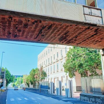 Acireale: Consitalia lancia l’allarme per caduta calcinacci da un ponte in Via Delle Terme – migliaia di visualizzazioni per il video denuncia