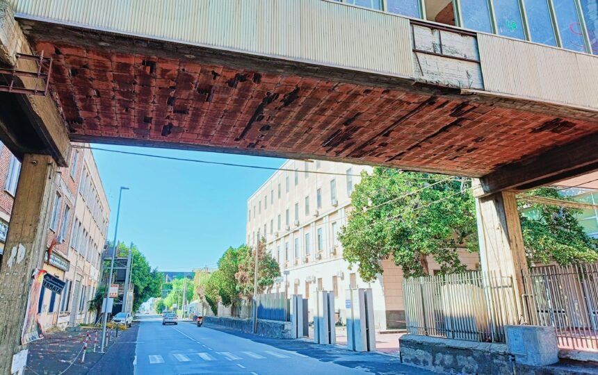 Acireale: Consitalia lancia l’allarme per caduta calcinacci da un ponte in Via Delle Terme – migliaia di visualizzazioni per il video denuncia