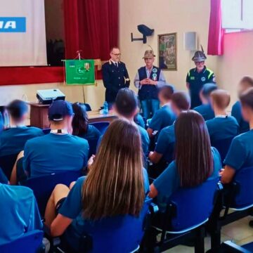 Linguaglossa: La Polizia di Stato sensibilizza i giovani sull’uso sicuro della rete al Campo scuola dell’Associazione Nazionale Alpini