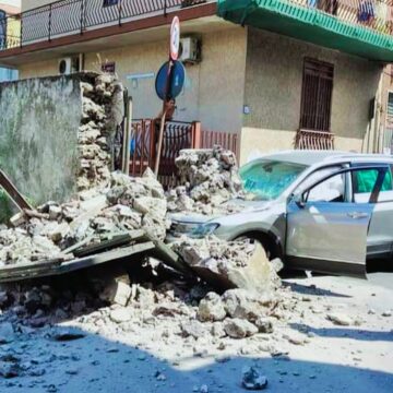 ACI CATENA: SPETTACOLARE INCIDENTE IN VIA MADONNA DEL SANGUE, CROLLA IL MURO DI UNA VECCHIA ABITAZIONE