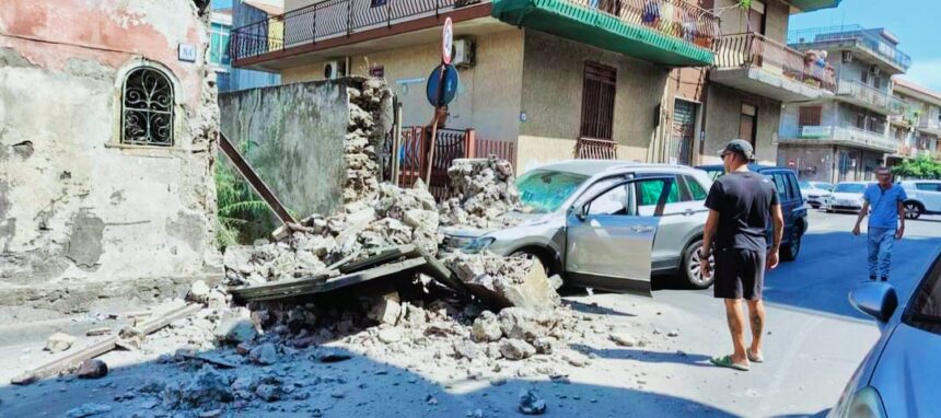 ACI CATENA: SPETTACOLARE INCIDENTE IN VIA MADONNA DEL SANGUE, CROLLA IL MURO DI UNA VECCHIA ABITAZIONE