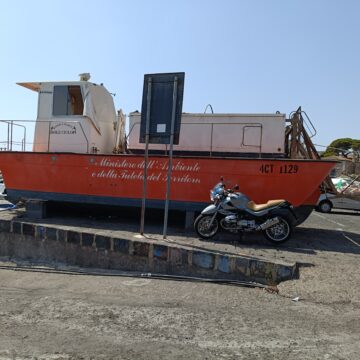 Il Battello per la Pulizia del Mare ad Acitrezza Trasformato in Rifiuto Abbandonato: Urgente Richiesta di Intervento