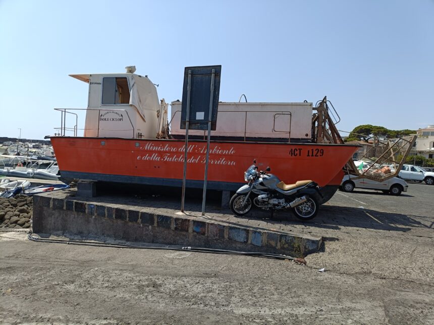 Il Battello per la Pulizia del Mare ad Acitrezza Trasformato in Rifiuto Abbandonato: Urgente Richiesta di Intervento