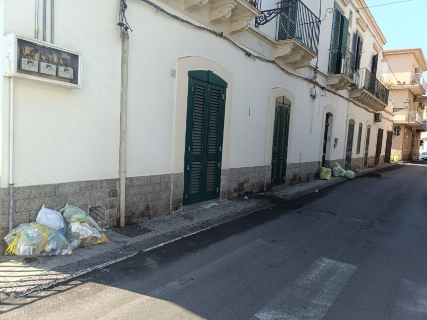 Acitrezza: Emergenza rifiuti alla vigilia di Ferragosto, la località marinara trasformata in una pattumiera a cielo aperto