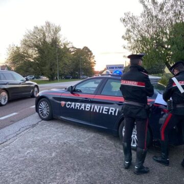 Arrestati Due Insospettabili con un Arsenale: Kalashnikov, Pistole e Munizioni