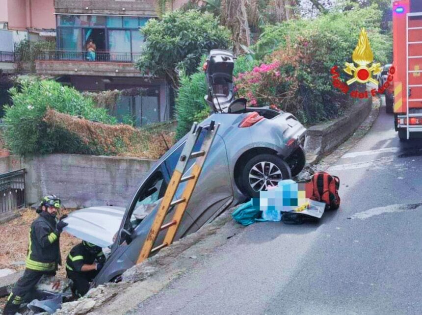 Incidente Stradale a Acicastello: Intervento dei Vigili del Fuoco sulla SS114