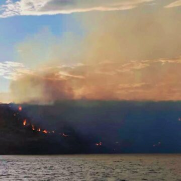 Incendio alla Timpa di Acireale: Fiamme Domate Dopo Oltre 24 Ore di Lotta Incessante