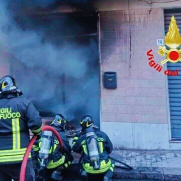 Incendio in un negozio di via Fabio ad Acireale: due persone intossicate, una con ustioni