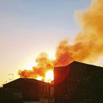 Incendio a Catania: Fiamme visibili dai Paesi Etnei, in Corso Interventi di Emergenza