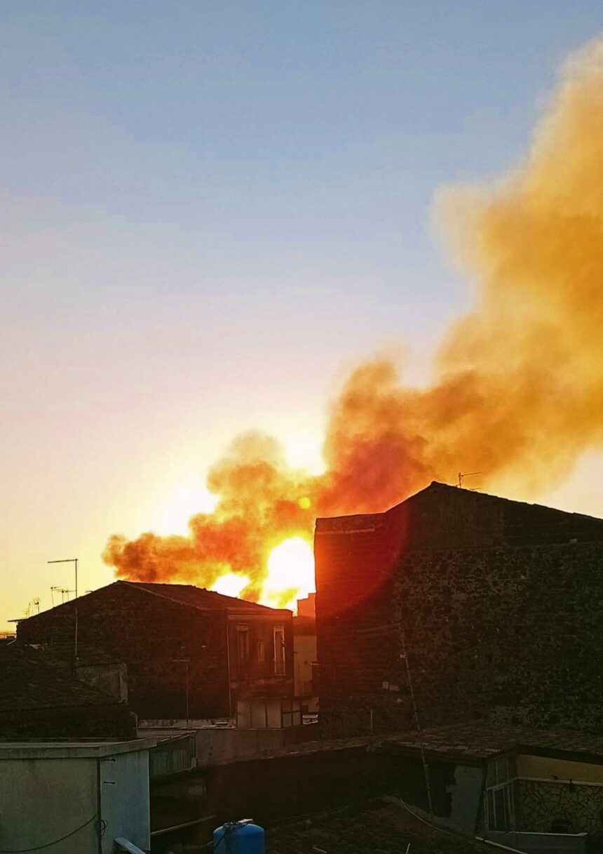 Incendio a Catania: Fiamme visibili dai Paesi Etnei, in Corso Interventi di Emergenza