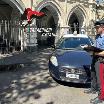 Davanti alla tomba del figlio inveisce contro ex moglie e Carabinieri: arrestato