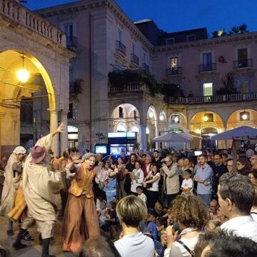 Grande successo per la prima edizione del “Mercato delle Erbe”: Catania celebra le sue radici tra giocolerie, storia e sapori tradizionali