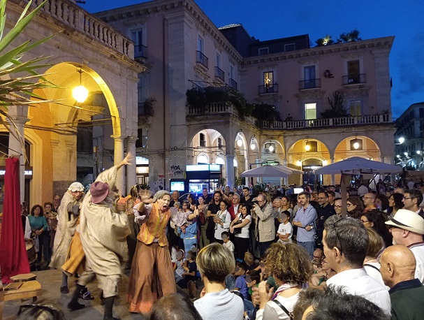 Grande successo per la prima edizione del “Mercato delle Erbe”: Catania celebra le sue radici tra giocolerie, storia e sapori tradizionali