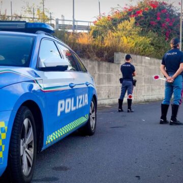 Sfrecciano senza casco su scooter sequestrato: coppia fermata dalla Polizia, pioggia di multe e denuncia per il conducente