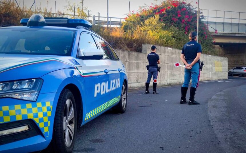 Sfrecciano senza casco su scooter sequestrato: coppia fermata dalla Polizia, pioggia di multe e denuncia per il conducente