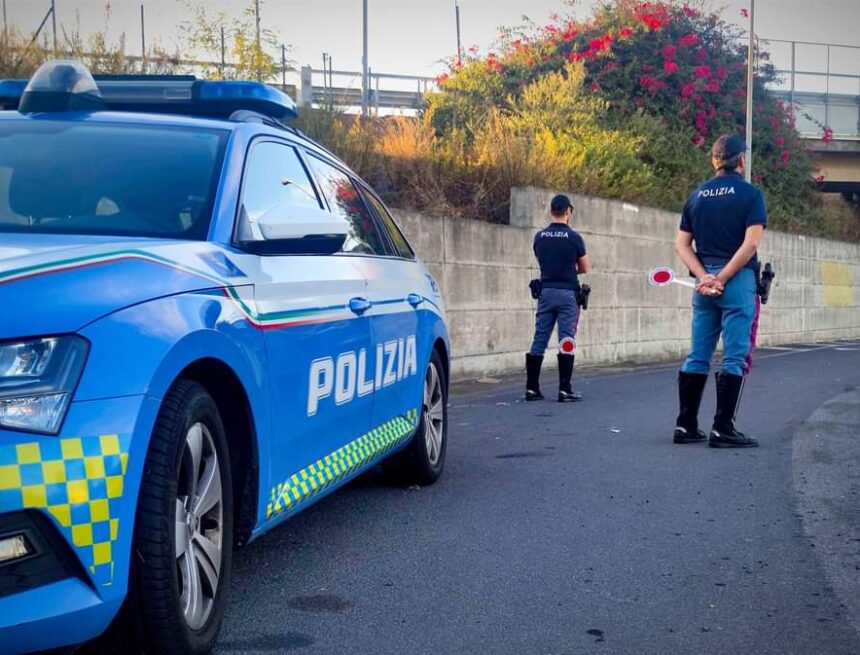 Sfrecciano senza casco su scooter sequestrato: coppia fermata dalla Polizia, pioggia di multe e denuncia per il conducente