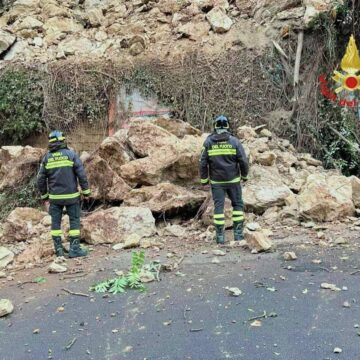 Crollo di un Costone a Enna: Strada di Accesso Interrotta a Causa della Pioggia