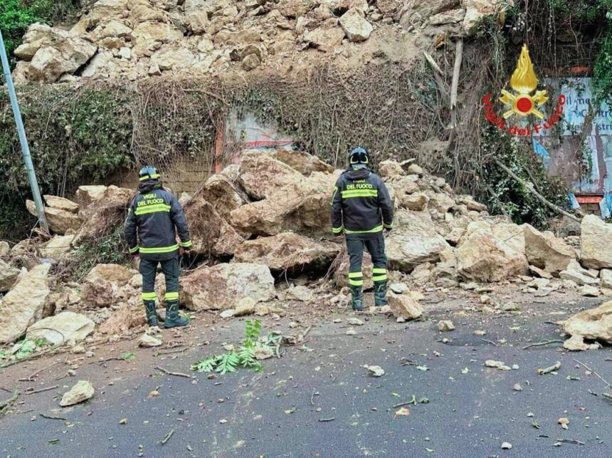 Crollo di un Costone a Enna: Strada di Accesso Interrotta a Causa della Pioggia