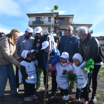 Belpasso celebra la Festa dell’Albero Sicilia 2024 con la piantumazione di nuovi alberi al Piazzale Mercato