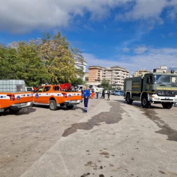 Emergenza Idrica a Caltanissetta ed Enna: Protezione Civile in azione con autobotti per rifornire i comuni colpiti