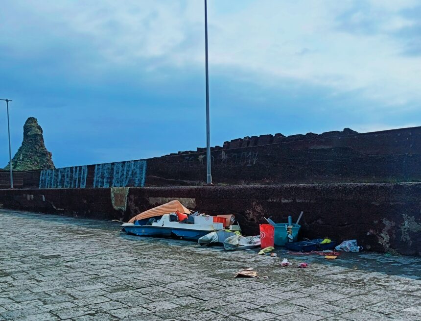 Acitrezza, emergenza ambientale nel porto: i pescatori chiedono un’isola ecologica