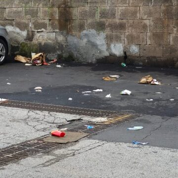 Catania, degrado e rifiuti intorno al McDonald’s della Circonvallazione: appello all’amministrazione e al gestore per interventi immediati